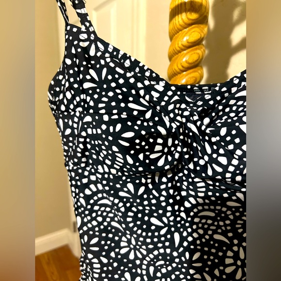 4/$15 Black and white Tankini Swim top Size 8 - Picture 2 of 4